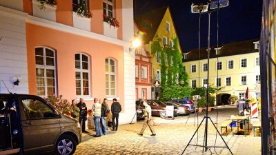 Einsatzkräfte sperrten den Explosionsort ab. Er liegt links vor dem schmalen Eingang zur Reitbahn. Davor befinden sich auf der linken Seite der Pfarrstraße das Jugendzentrum, ein Hotel und eine weitere Gaststätte. (Archivbild: Jim Albright)