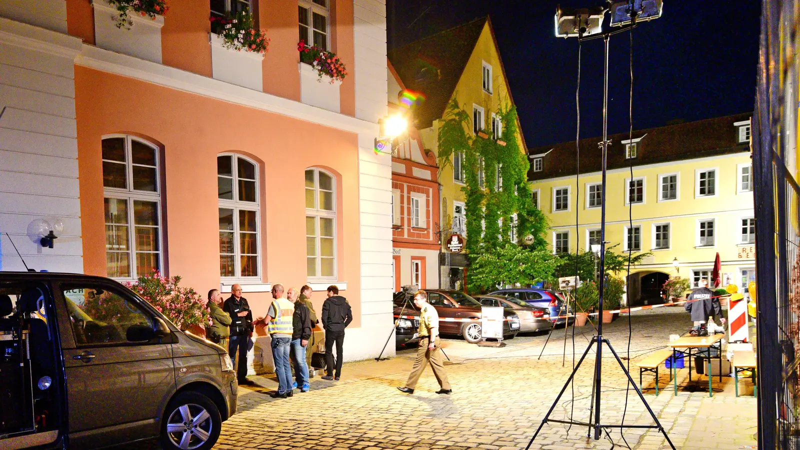 Einsatzkräfte sperrten den Explosionsort ab. Er liegt links vor dem schmalen Eingang zur Reitbahn. Davor befinden sich auf der linken Seite der Pfarrstraße das Jugendzentrum, ein Hotel und eine weitere Gaststätte. (Archivbild: Jim Albright)