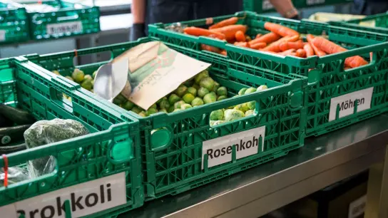 Brokkoli, Rosenkohl und Möhren liegen für den Verkauf in Kisten bereit. (Foto: Daniel Vogl/dpa)