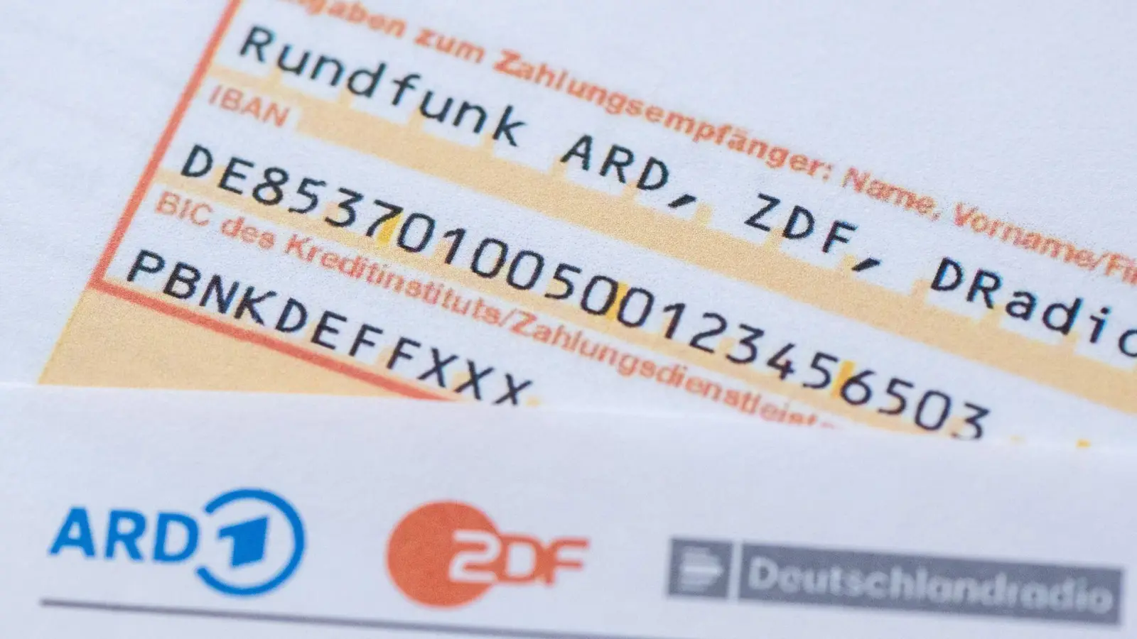 Für alle, die den Rundfunkbeitrag per Überweisung bezahlen, gibt es eine Veränderung.  (Foto: Sebastian Kahnert/dpa)