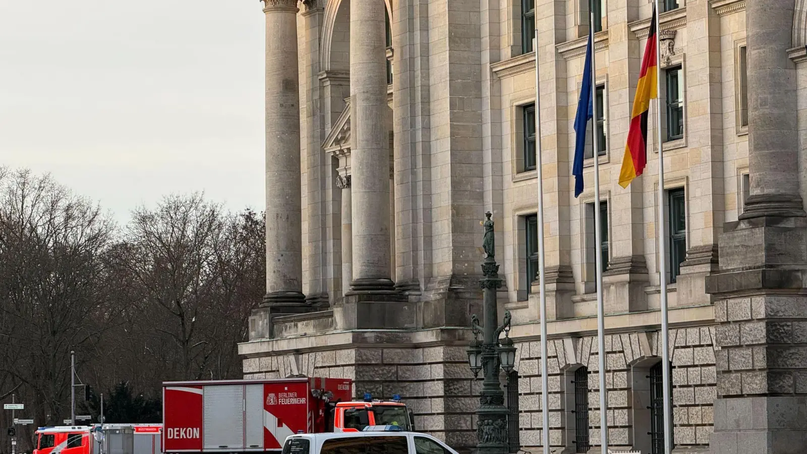 Die ersten Einsatzkräfte sind bereits wieder abgezuogen. (Foto: Fabian Nitschmann/dpa)