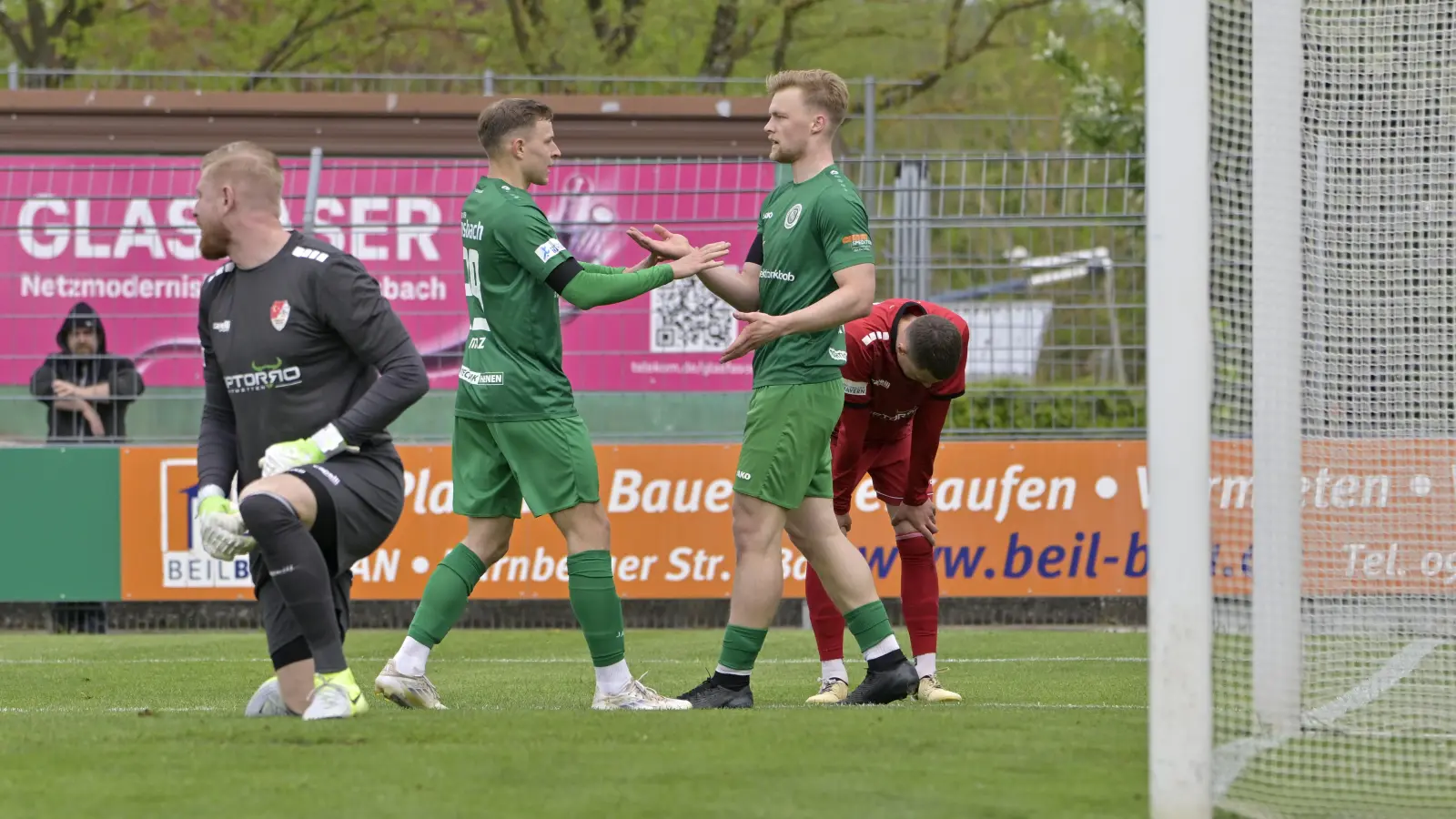 Das Ende der Ansbacher Torflaute: Torschütze Riko Manz (Mitte) und Niklas Seefried, der den Treffer zum 1:1 vorbereitet hat, klatschen sich ab. Türkgücüs Torwart Felix Thiel kniet konsterniert nieder. Zum Sieg reichte es für Ansbach aber nicht, es blieb im Regionalliga-Heimspiel beim 1:1. (Foto: Martin Rügner)