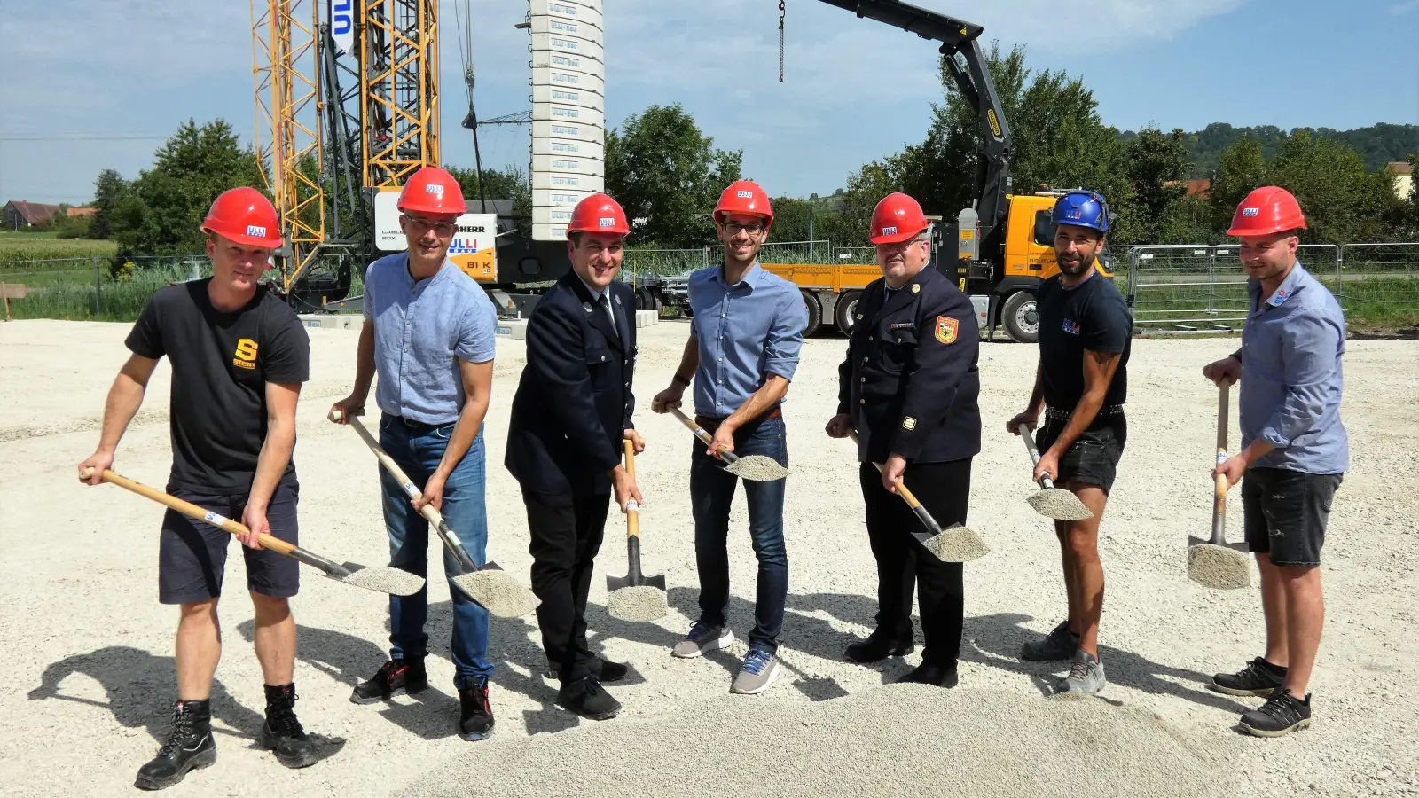 Teamarbeit auch beim ersten Spatenstich: Von links Tim Näpfel, Christian Stein (beide vom Ingenieurbüro Stein), Kommandant Florian Meyer, Bürgermeister Manuel Döhler, Kreisbrandinspektor Gerd Meier, Raimund Bögelein und Tommy Muser (beide von der Firma Ulli-Bau). (Foto: Karl-Heinz Gisbertz)