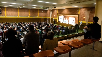 Blick in die gefüllte Hesselberghalle: Groß war das Interesse der Menschen am Aufeinandertreffen der Bürgermeisterkandidaten. (Foto: Evi Lemberger)