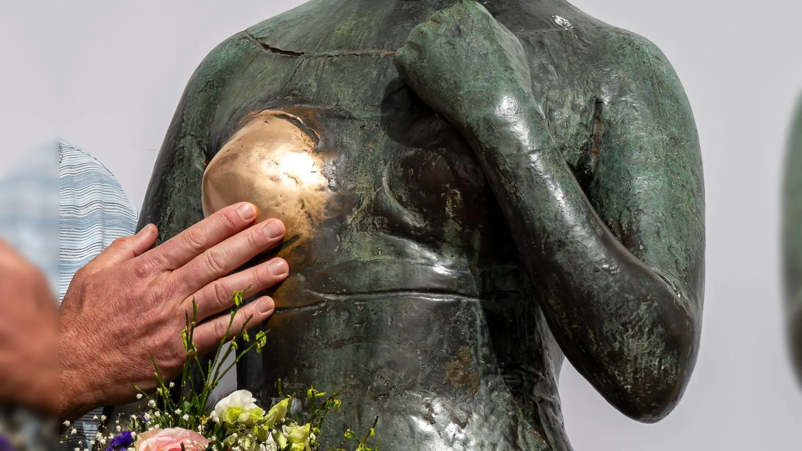 Ein sprechendes Detail der bronzenen Frauenstatue „Bezaubernde Julia“ in München. (Foto: Peter Kneffel/dpa)