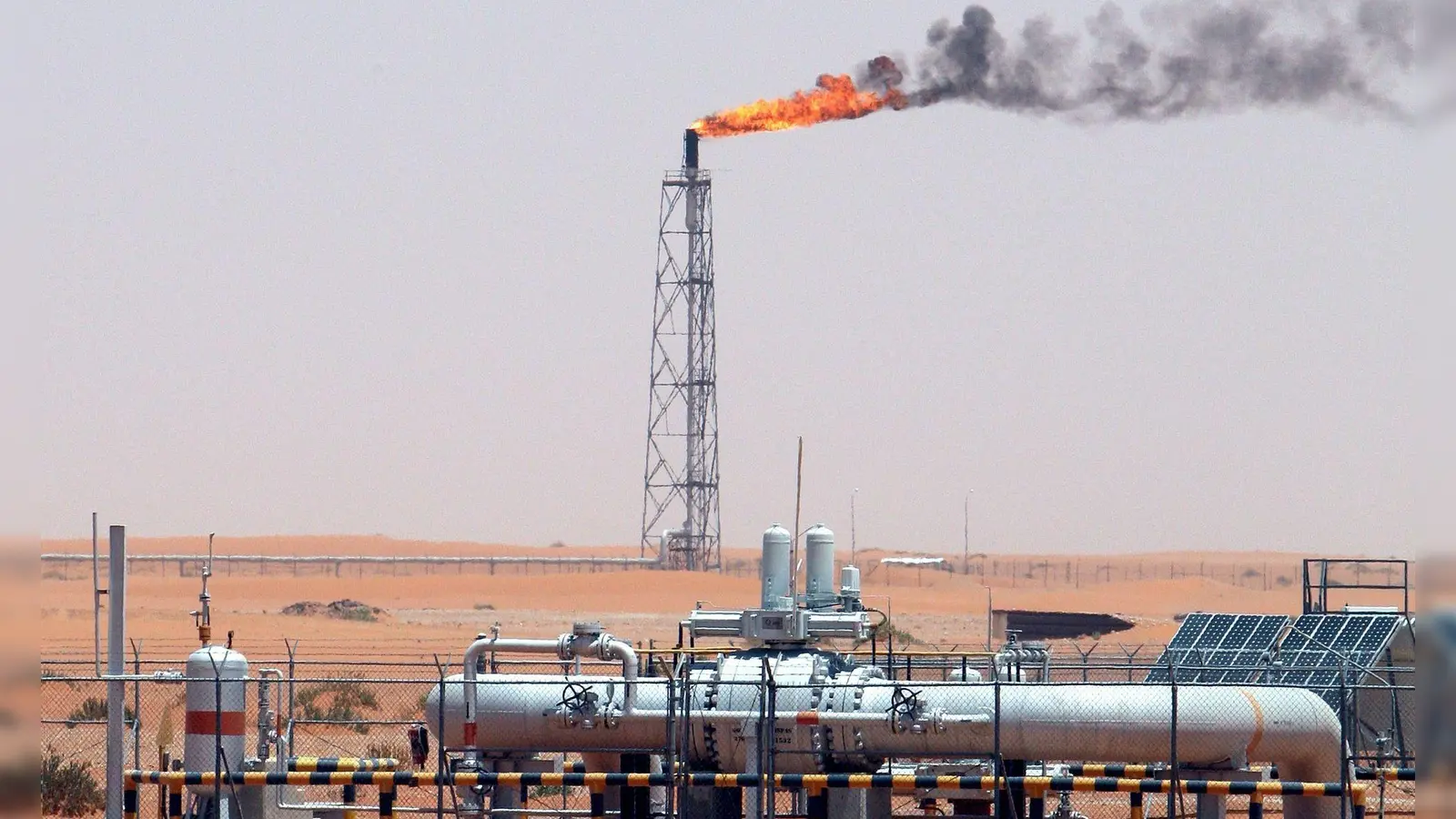 Saudi-Arabien schaltet eine wichtige Pipeline ab, nachdem Angriffe darauf gemeldet wurden. (Symbolbild) (Foto: Ali Haider/EPA/dpa)