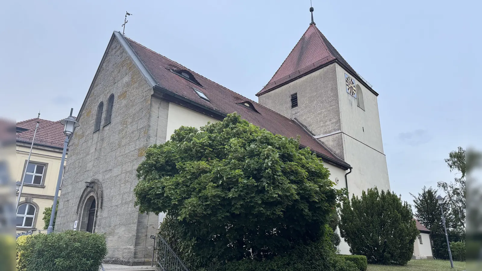 Über der Kirche in der Ortsmitte von Petersaurach ziehen Regenwolken auf. Konzeptionell stehen den Kirchengemeinden in der Region West Veränderungen bevor, die im Zusammenhang stehen mit dem allgemeinen Umbruch in der Evangelischen Kirche.  (Foto: Lara Hausleitner)