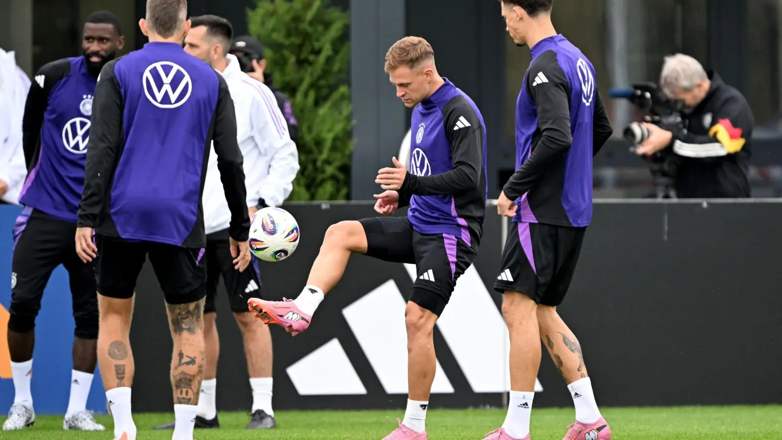 Joshua Kimmich geht mit großen Ambitionen in die WM-Saison.  (Foto: Federico Gambarini/dpa)
