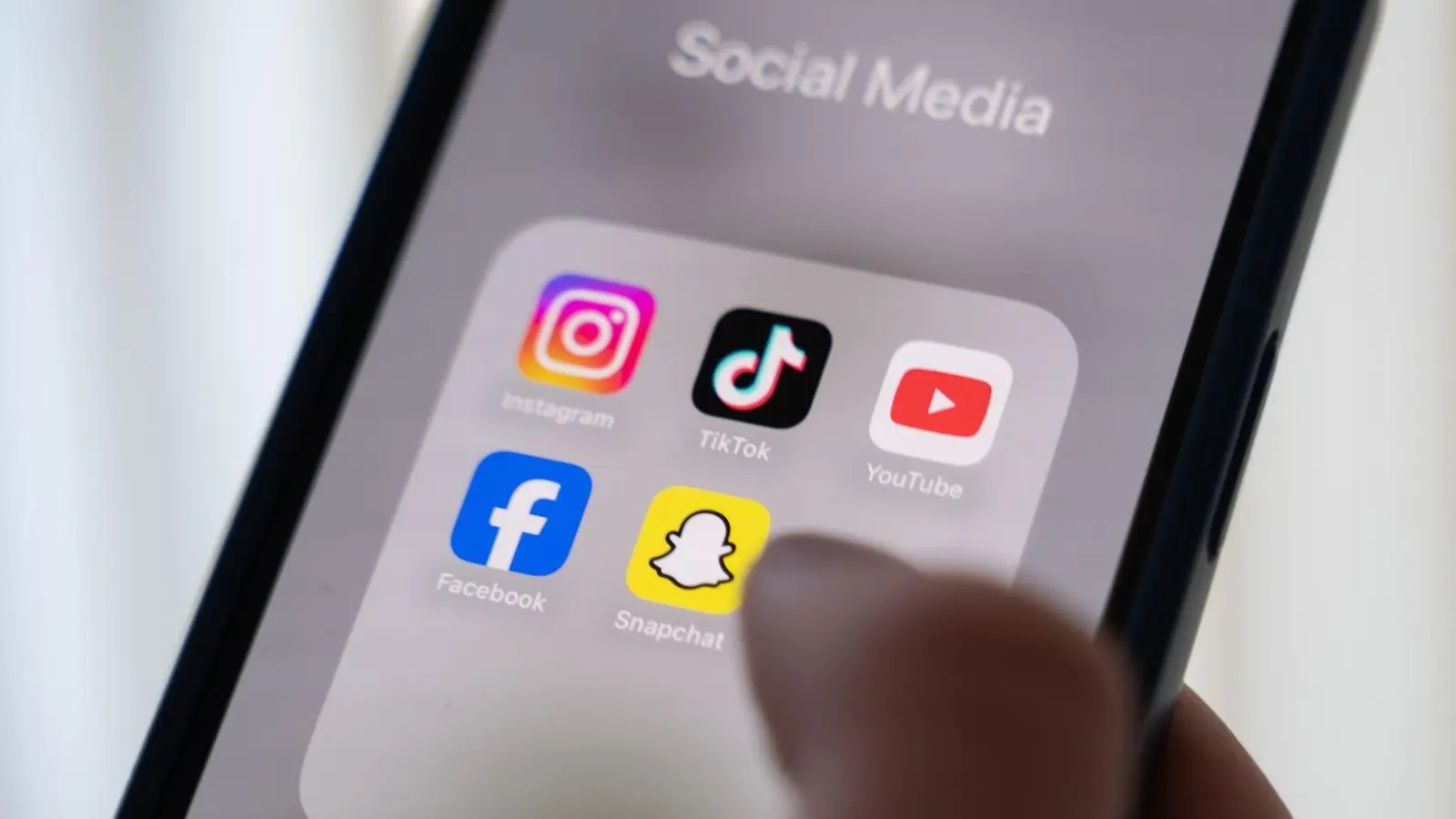 Das Gesetz soll unter anderem für die Plattformen Facebook, Instagram, Snapchat, TikTok, YouTube und X gelten. (Symbolbild) (Foto: Alicia Windzio/dpa)