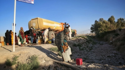 Bewohner holen nahe des ausgetrockneten Hamun-Sees in der iranischen Provinz Sistan und Belutschistan Wasser von einem Tankwagen. (Foto: Mohammad Dehdast/dpa)
