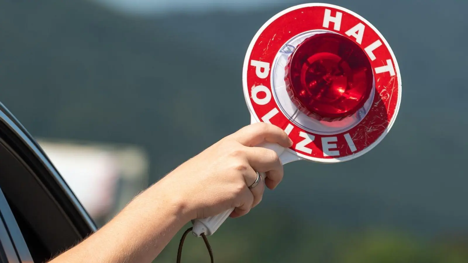 Zwei Autofahrer stoppte die Polizei auf der A6 wegen zu hoher Geschwindigkeit.  (Foto: Peter Kneffel/dpa)