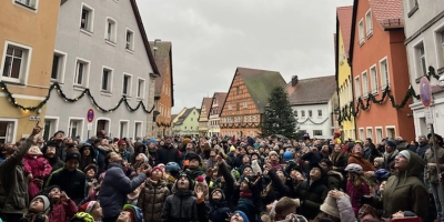 Menschenmassen drängten sich beim traditionellen Christkindlesrunterläuten am Tag des Heiligen Abends in Leutershausens Altstadt. (Foto: Laura Nadler)