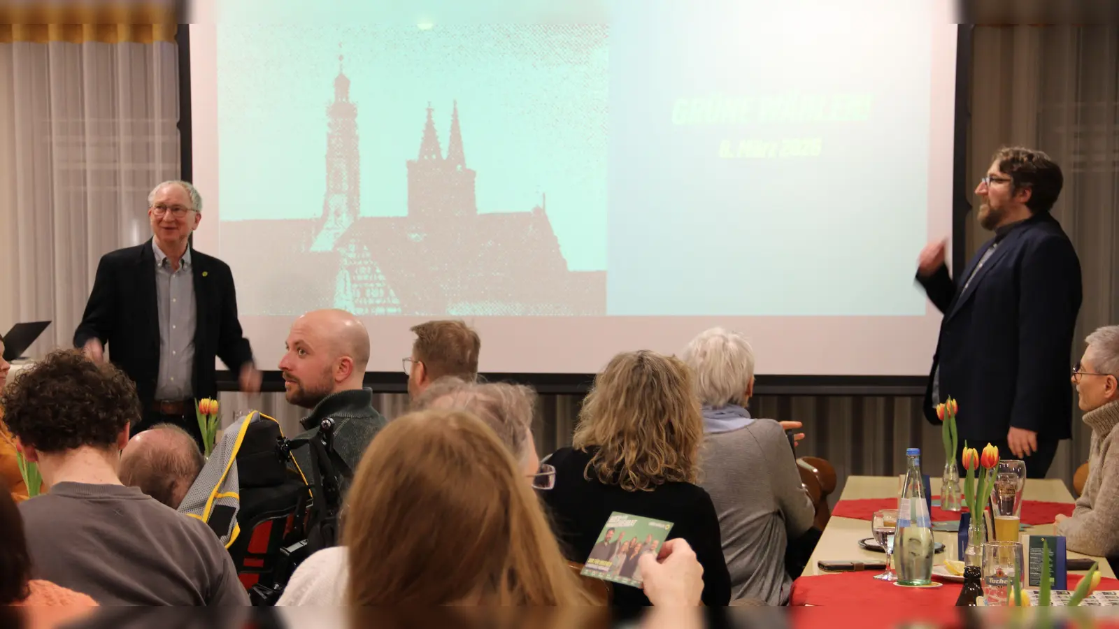 Führten gemeinsam durch den Abend der Grünen im Ochsen: Stadtrat Stefan Stiegele (stehend links) und Ortssprecher Alexander Schnapper (stehend rechts). Gut 30 Menschen hörten ihnen zu.  (Foto: Clarissa Kleinschrot)
