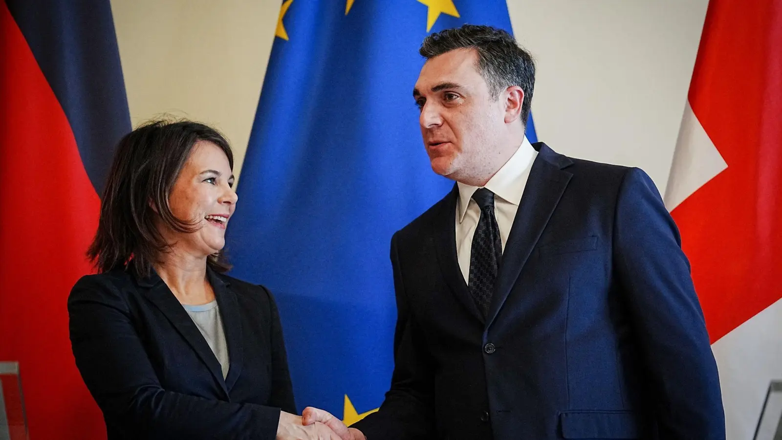 Handschlag in Tiflis: Bundesaußenministerin Annalena Baerbock und ihr georgischer Amtskollege Ilia Dartschiaschwili. (Foto: Kay Nietfeld/dpa)