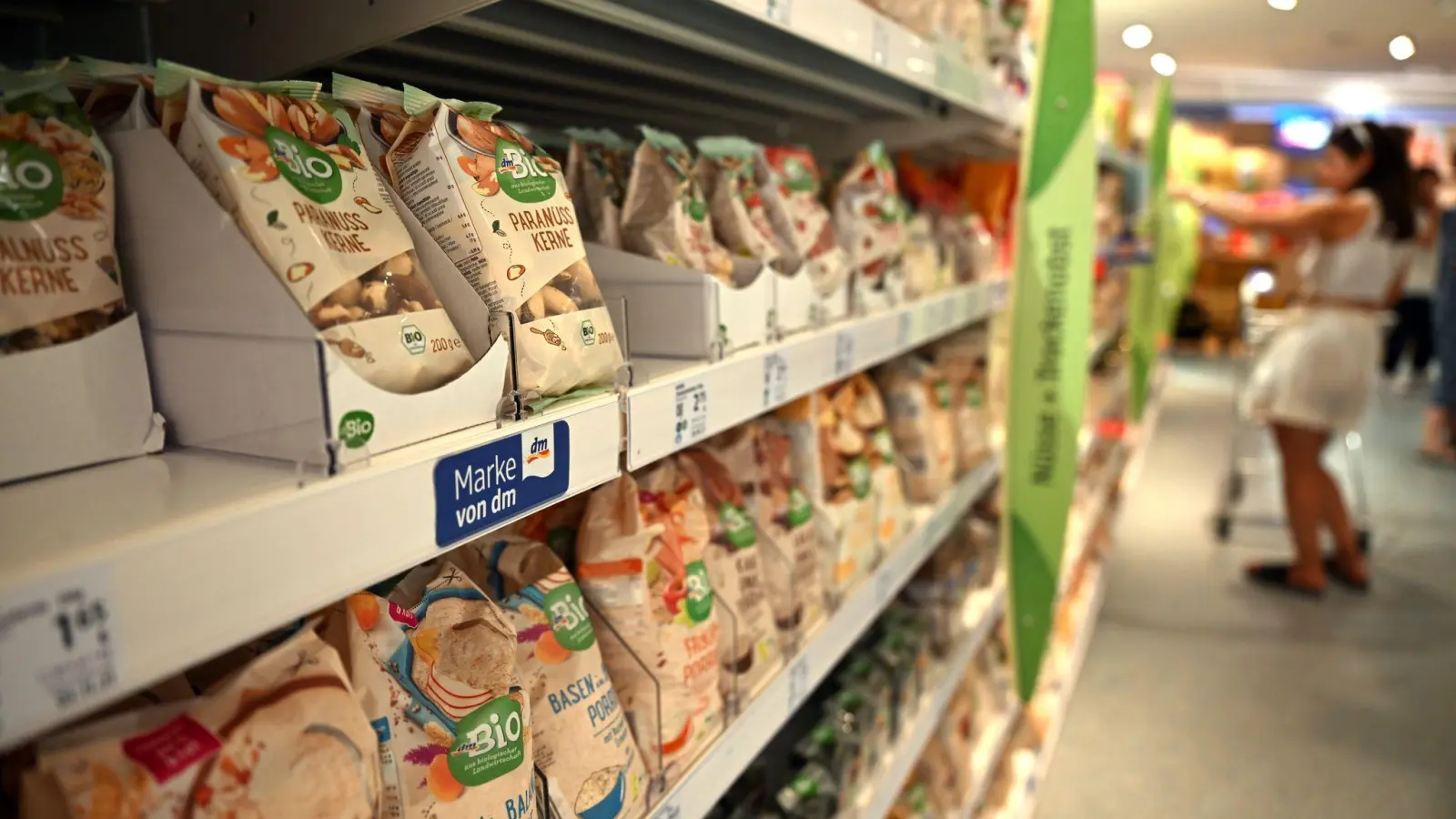 Drogerie-Kunden finden in den Märkten eine immer größere Auswahl vor. (Foto: Federico Gambarini/dpa)