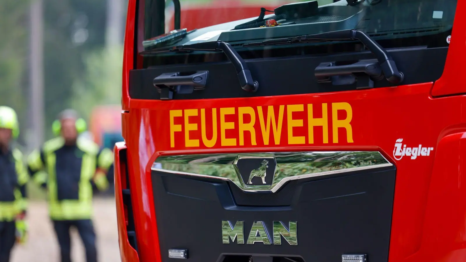Die Feuerwehr befindet sich im Kampf gegen die Flammen. (Symbolbild) (Foto: Thomas Banneyer/dpa)