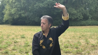 Großmeister Armen Minasjan zeigt eine Qigong-Bewegung: Wer bei dem sanften Training mit Atemübungen mitmachen möchte, kann am Samstag, 1. August, um 10 Uhr in den Ansbacher Stadtgraben kommen.  (Foto: Lara Hausleitner)
