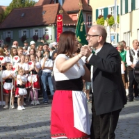 Lena Herrmann darf dieses Mal als Oberschützenliesel mit Bürgermeister Dr. Ulrich Grünwald vor viel Publikum den Pflasterwalzer auf dem Marktplatz tanzen. Für den neuen Rathauschef ist es eine Premiere.  (Foto: Jasmin Kiendl)