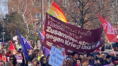 Teilnehmer während einer Demonstration in Berlin-Mitte: Sie fordern unter anderem bessere Lebens- und Arbeitsbedingungen für Frauen. (Foto: Marion von der Kraats/dpa)