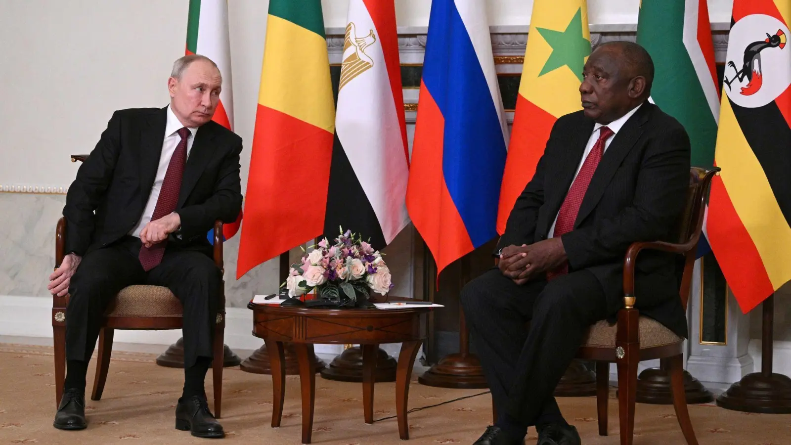 Wladimir Putin (l) unterhält sich mit dem südafrikanischen Präsidenten Cyril Ramaphosa nach einem Treffen mit einer Delegation afrikanischer Staatsoberhäupter. (Foto: Ramil Sitdikov/Photo host Agency RIA Novosti via AP/dpa)