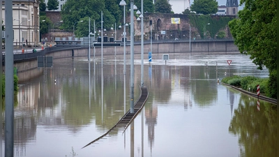 Die Stadtautobahn in Saarbrücken steht unter Wasser. (Foto: Laszlo Pinter/dpa)