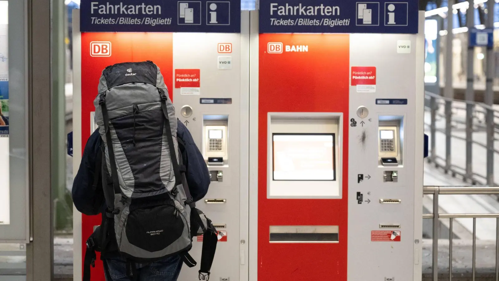 Mechanismus soll Preis für D-Ticket regeln (Archivbild). (Foto: Sebastian Kahnert/dpa)