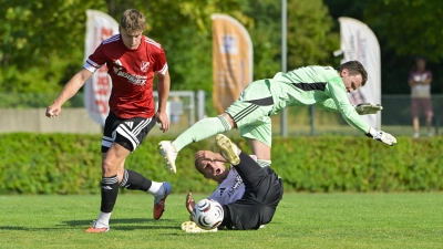 Da dachten alle, jetzt steht es gleich 1:1, doch der Schiedsrichter wollte ein Foul von Louis Hirschmann (in Rot) gesehen haben, nachdem sich die Bucher Tobias Geishöfer (unten) und Patrick Bogner gegenseitig über den Haufen gerannt hatten. (Foto: Martin Rügner)