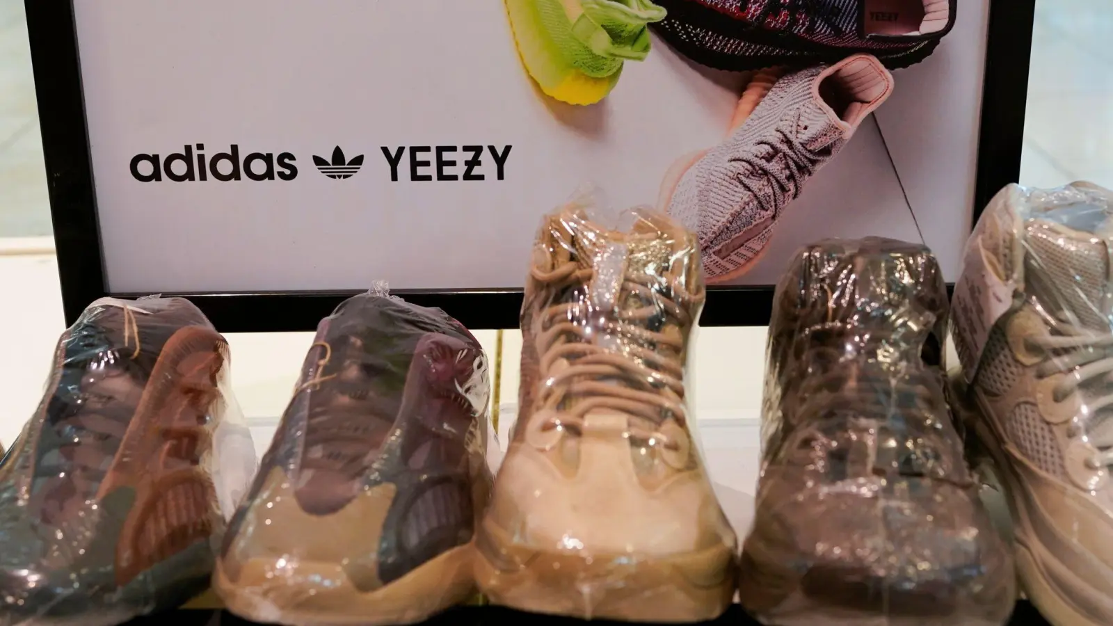 Der Adidas-Konzern will Teile des Bestandes an den gemeinsam mit Rapper Kanye West auf den Markt gebrachten Produkten der „Yeezy“-Reihe auch nach der Trennung von dem umstrittenen Musiker weiter verkaufen. (Foto: Seth Wenig/AP/dpa)