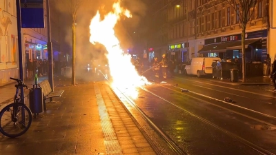In Leipzig löscht die Feuerwehr ein Feuer in der Silvesternacht. (Foto: Silvio Bürger/dpa-Zentralbild/dpa)