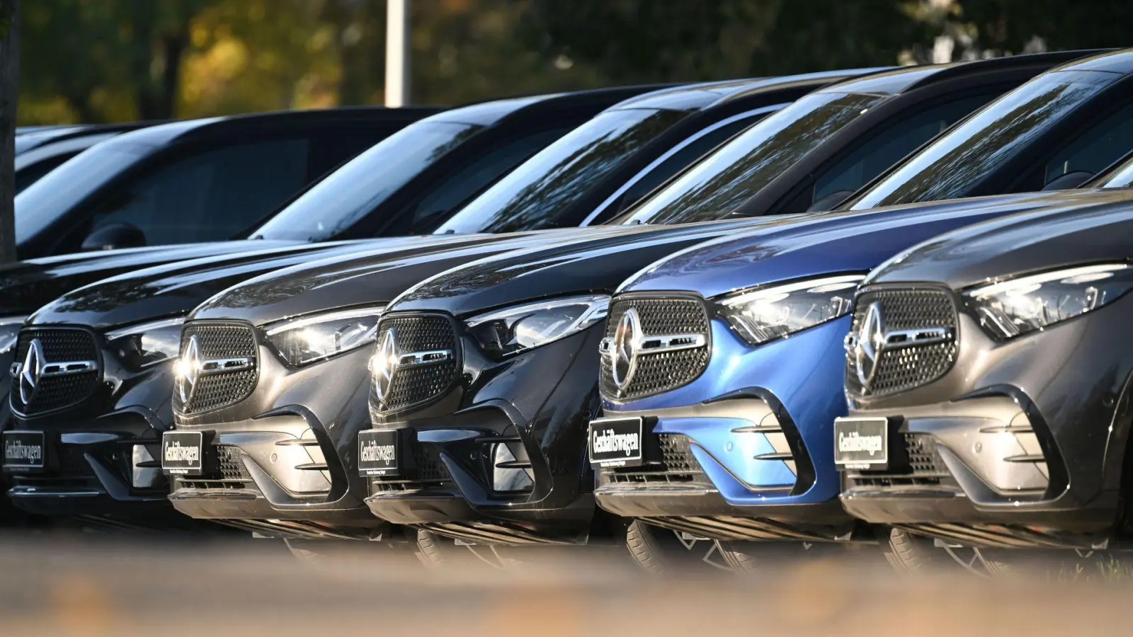 Mercedes-Benz verkauft weniger Fahrzeuge. (Archivbild) (Foto: Bernd Weißbrod/dpa)