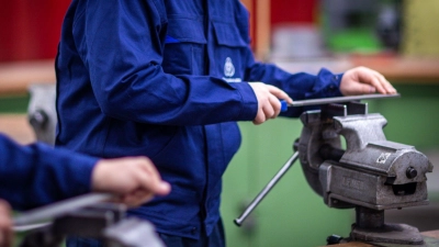 Die Unternehmen in der Branche kämpfen schon lange mit zu wenigen Bewerberinnen und Bewerbern. (Symbolbild) (Foto: Jens Büttner/dpa)