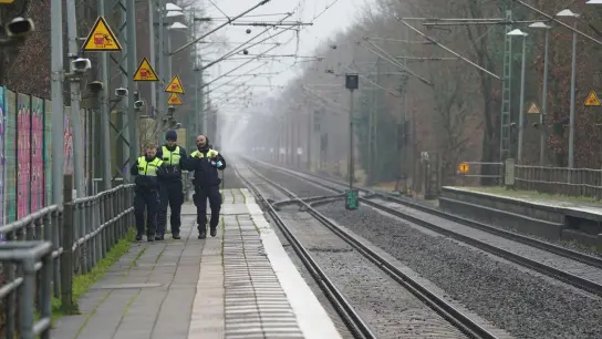Sicherheitsleute der Deutschen Bahn auf dem Bahnsteig im Bahnhof von Brokstedt. (Foto: Marcus Brandt/dpa)