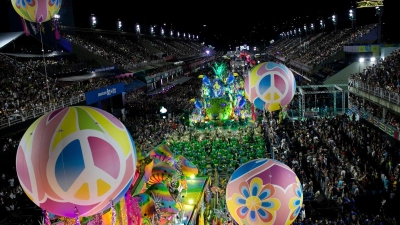 Zu den Höhepunkten gehörten Handlungen, die an brasilianische Persönlichkeiten, kulturelle Traditionen und Geschichten der afrobrasilianischen Bevölkerung erinnerten. (Foto: Bruna Prado/AP/dpa)