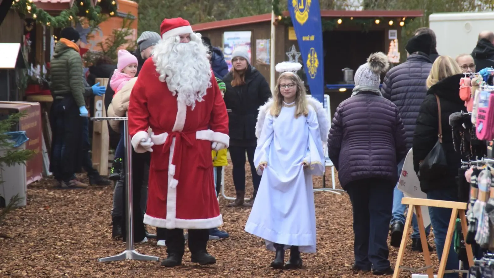 Weihnachtsmann und Christkind schlenderten gemeinsam über den Weihnachtsmarkt im vergangenen Jahr. (Foto: Gerhard Krämer)