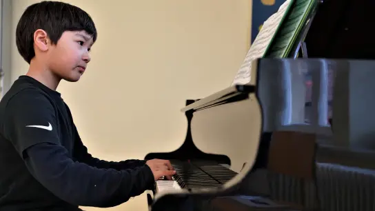 Die lang geübte Beethoven-Sonate, mit der er bei Jugend musiziert erfolgreich war, ist Luis Hanke mittlerweile zu langweilig. Aktuell spielt er ein Stück von Franz Schubert. (Foto: Simone Hedler)
