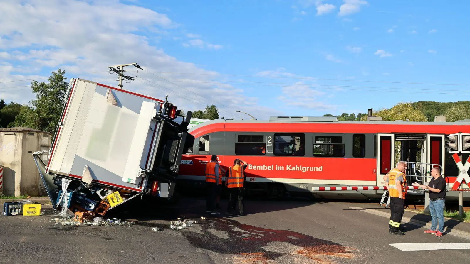 In Unterfranken ist ein Zug in einen Getränkelaster gefahren. Einen ähnlichen Unfall gab es kurz zuvor in Schwaben. (Foto: Ralf Hettler/dpa)
