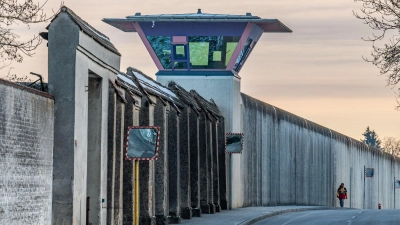 Ein Insasse der JVA Straubing ist eineinhalb Jahre nach einem Angriff gestorben. (Archivbild) (Foto: Armin Weigel/dpa)