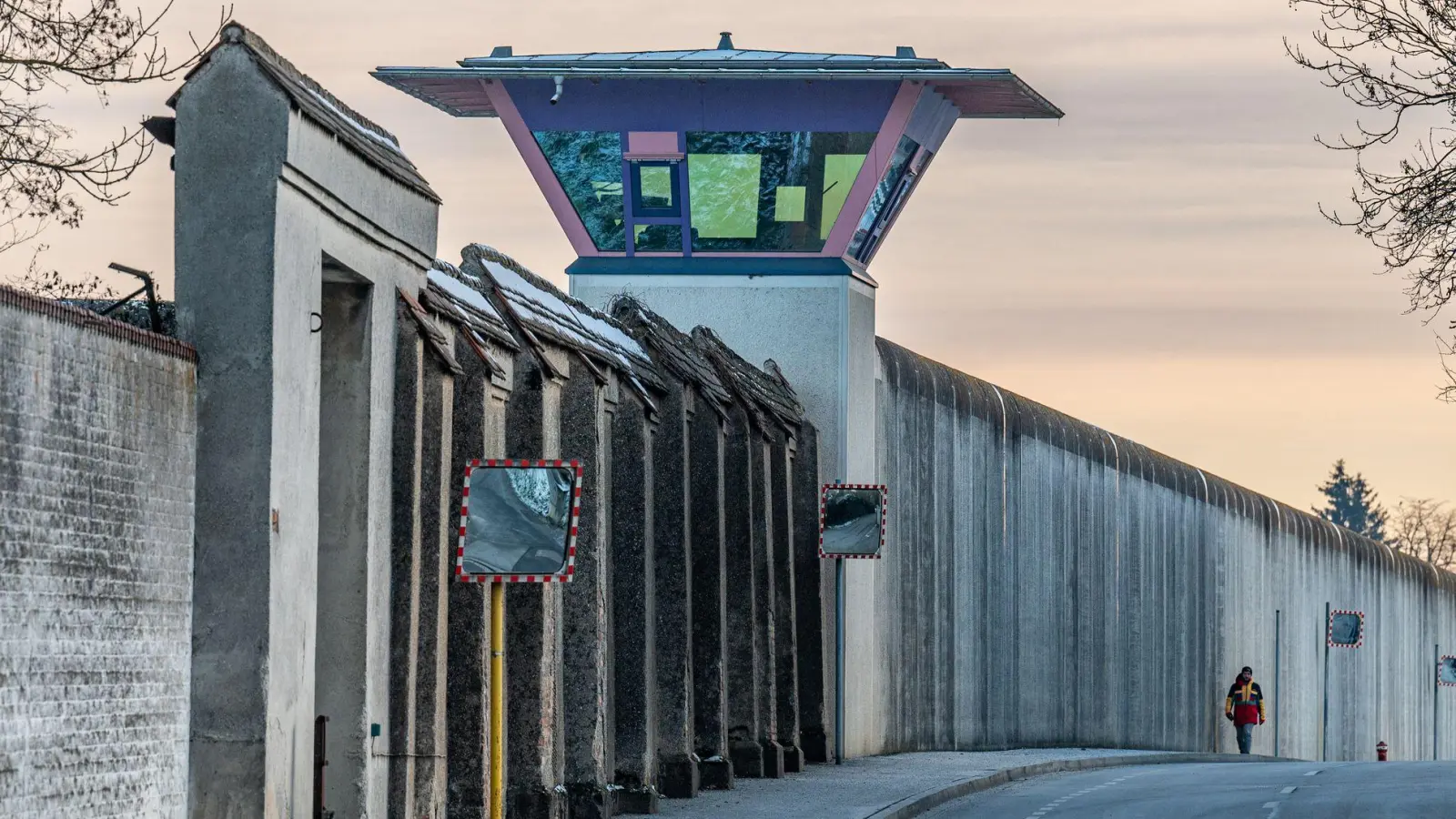 Ein Insasse der JVA Straubing ist eineinhalb Jahre nach einem Angriff gestorben. (Archivbild) (Foto: Armin Weigel/dpa)