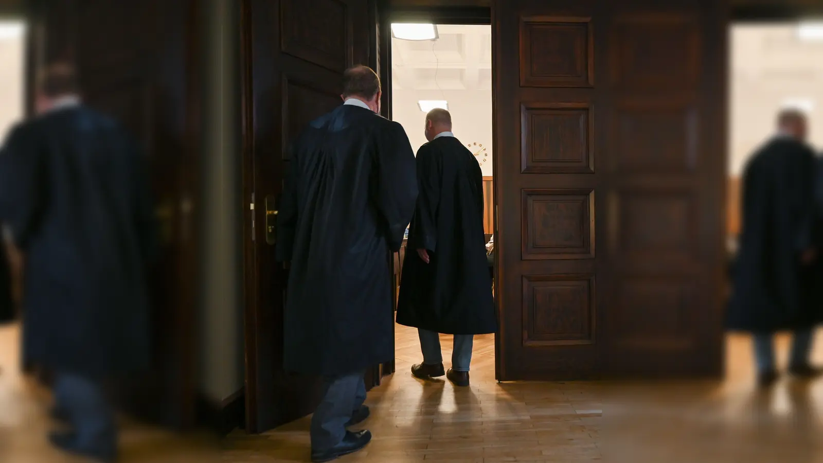 Die Anwälte Björn Seelbach (l) und Christian Kunath auf dem Weg in den Gerichtssaal. (Foto: Arne Dedert/dpa)
