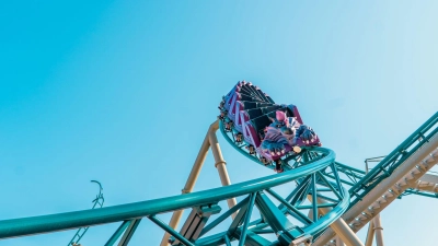 Auf den Werwolf gekommen: Die Achterbahn „100% Wolf“ ist das neue Highlight im Plopsaland. (Foto: Holiday Park/dpa-tmn)