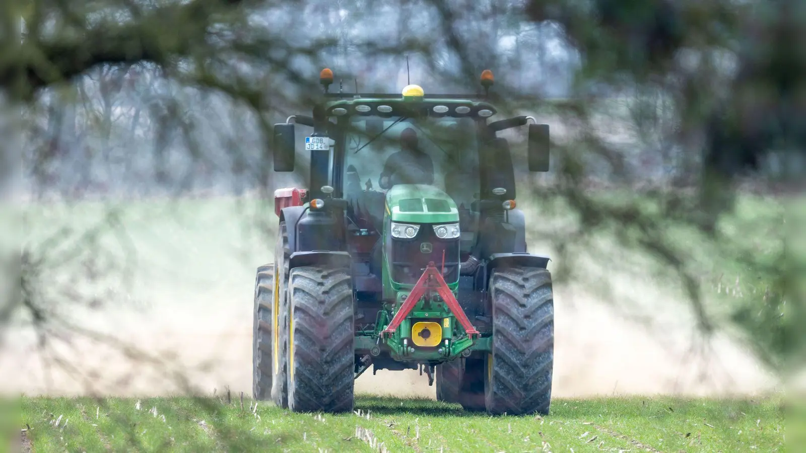 Ein physischer Dünger-Engpass ist bislang ausgeblieben. (Symbolbild) (Foto: Jens Büttner/dpa)