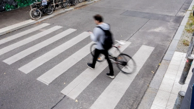 Wer mit dem Fahrrad am Zebrastreifen die Straßenseite wechseln will, muss absteigen und schieben. (Foto: Christoph Soeder/dpa/dpa-tmn)