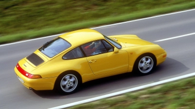 Kleine Ursache, teure Folge: Ein Porsche 911 und ein Audi touchieren sich im Begegnungsverkehr, doch der Sachschaden liegt im mittleren vierstelligen Bereich. (Symbolbild: Porsche/dpa-tmn)