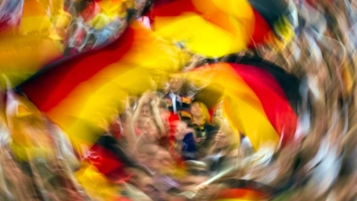 Mit riesiger Freude schwenken Deutschland-Fans beim Public Viewing in Dresden ihre Fahnen. (Foto: Arno Burgi/dpa-Zentralbild/dpa)