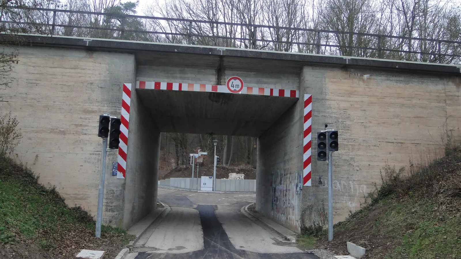 Zwei Ampeln regeln den Verkehr auf der Schalkhäuser Seite und verhindern, dass Fußgänger und Autos die Unterführung gleichzeitig passieren. (Foto: Winfried Vennemann)