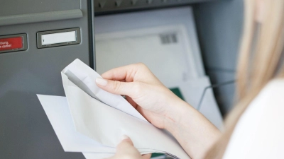 Urlaub vorbei, Post da: Wer einen Bußgeldbescheid aus der EU oder der Schweiz im Briefkasten findet, sollte ihn nicht liegenlassen. (Foto: Christin Klose/dpa-tmn)