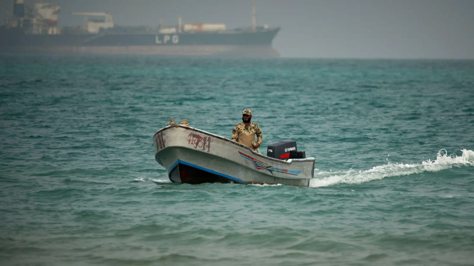 Italien will die Durchfahrt ihrer Schiffe durch die Meerenge Bab al-Mandab militärisch gewährleisten. (Archivbild) (Foto: Abdulnasser Alseddik/AP/dpa)