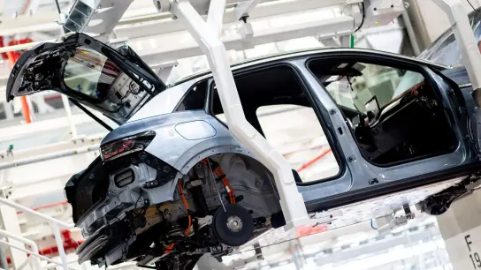 Autoproduktion im VW-Werk in Emden. In der Automobilbranche berichteten „rund 90 Prozent der Unternehmen“, dass sie nicht alle Materialien und Vorprodukte bekommen, heißt es vom Ifo. (Foto: Hauke-Christian Dittrich/dpa)