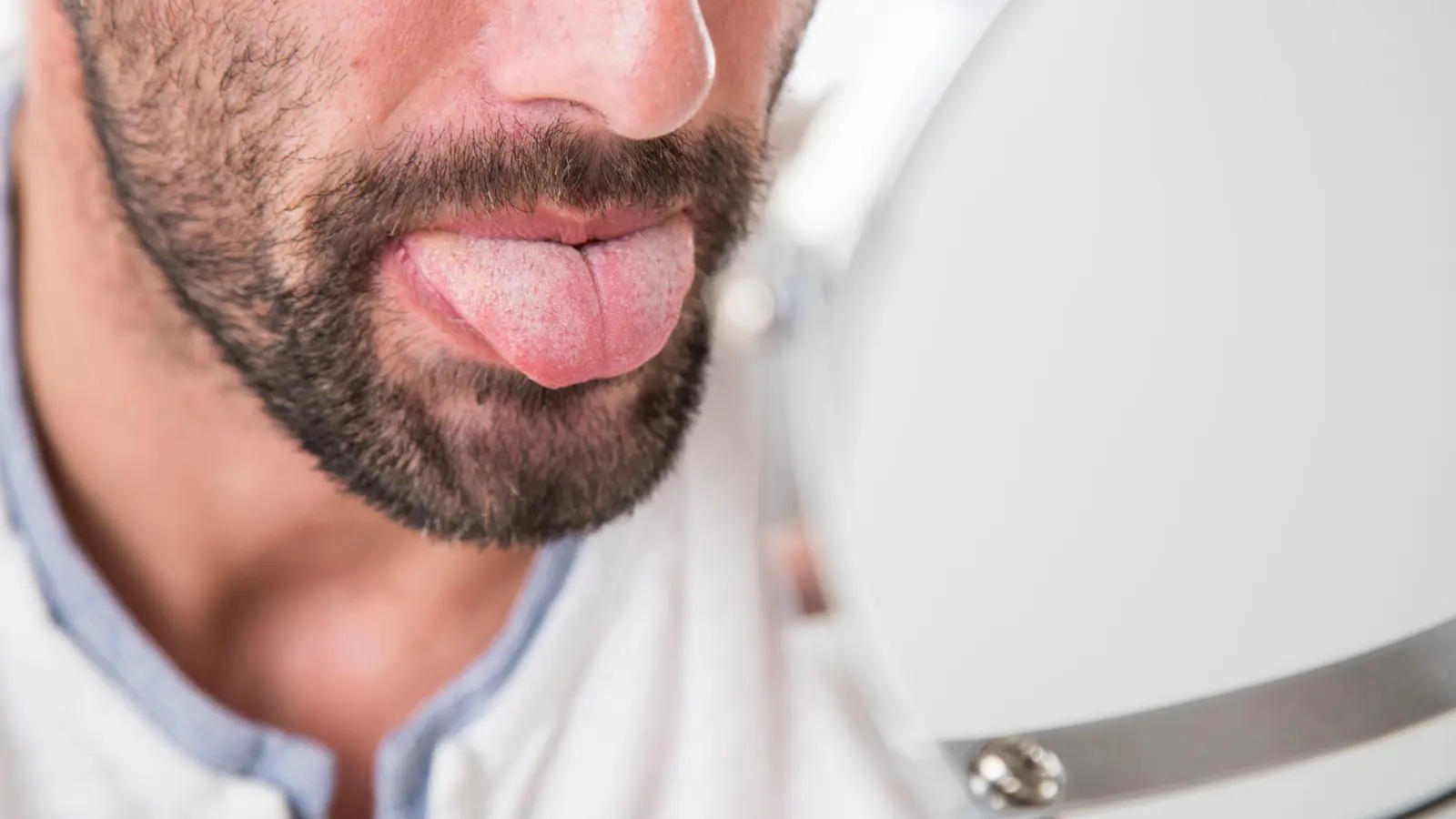 Wer sich regelmäßig gründlich die Zähne putzt und die Zunge mit einem speziellen Schaber reinigt, lässt schädlichen Ablagerungen kaum eine Chance. (Foto: Christin Klose/dpa-tmn)