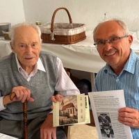 Der Jubilar Michael Auer (links) mit dem Vertrauensmann der Kirchengemeinde Gollhofen, Harald Trabert. (Foto: privat)